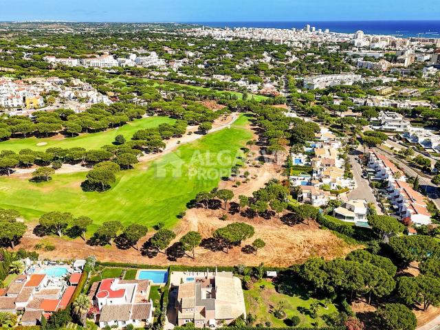 Moradia V5+1 com vista golf 765m² Quarteira