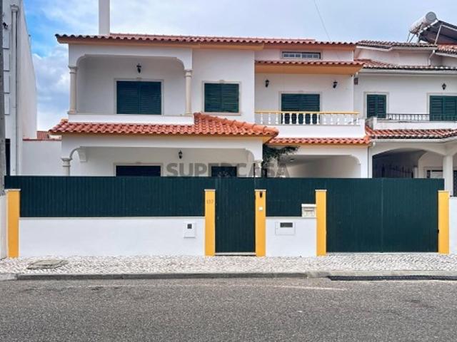 Moradia V5 com garagem no centro do Entroncamento, Santarém
