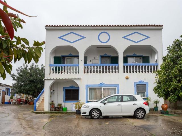 Moradia V5 inserida no rés do chão de uma moradia bifamiliar. 190m² Almancil