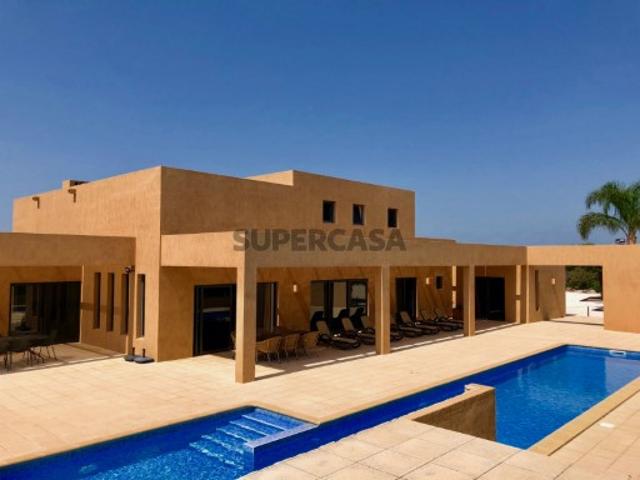 Moradia V5 com 4500m² de terreno e piscina em Falfeira, Lagos