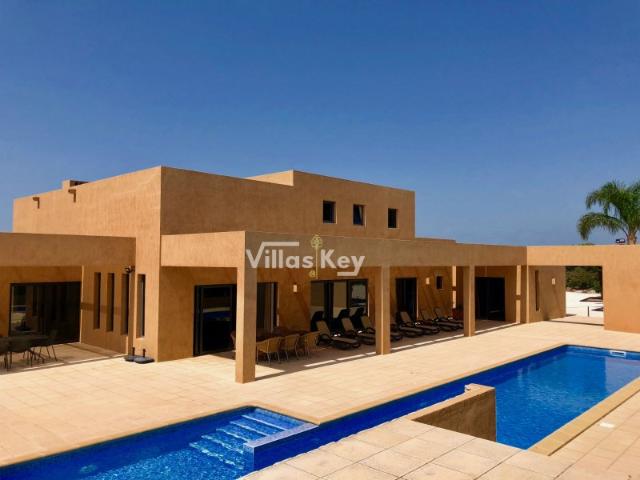 Moradia V5 com 4500m² de terreno e piscina em Falfeira, Lagos
