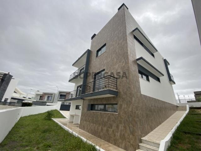 Moradia V5 com 4 WCs e garagem, renovada, no Feijó