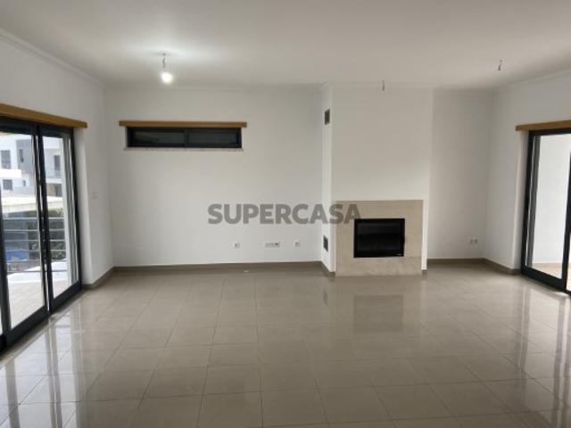 Moradia V5 com 4 WCs e garagem, renovada, no Feijó