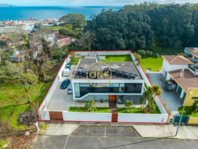 Moradia V5 com Vista Mar e Piscina em São Roque Ponta Delgada