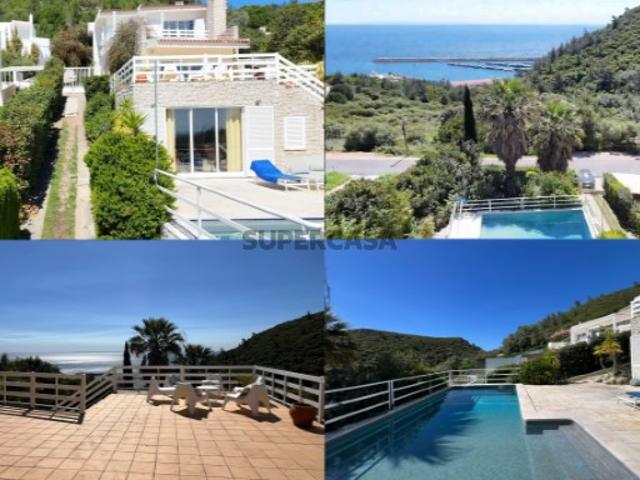 Moradia V5 com vista panorâmica para o mar com piscina, lote 1185 m2 e acesso fácil à praia Sesimbra