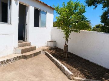 Moradia V5 com amplo espaço exterior e enorme potencial no coração do Alentejo