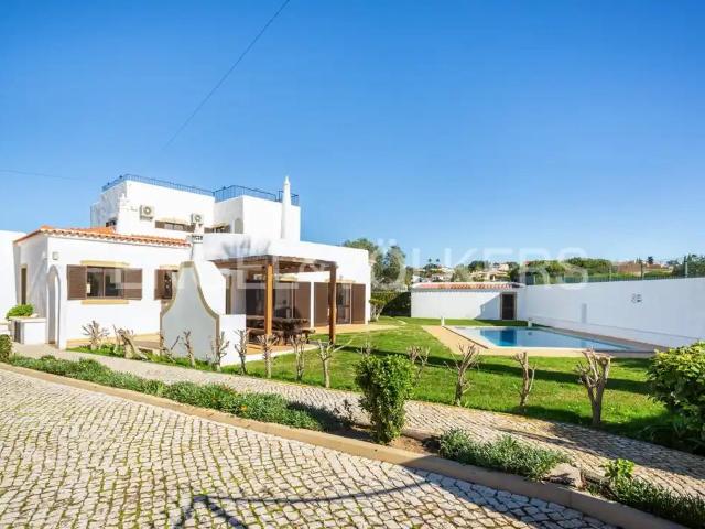 Moradia V5 com jardim e piscina perto da Galé 293m² Guia