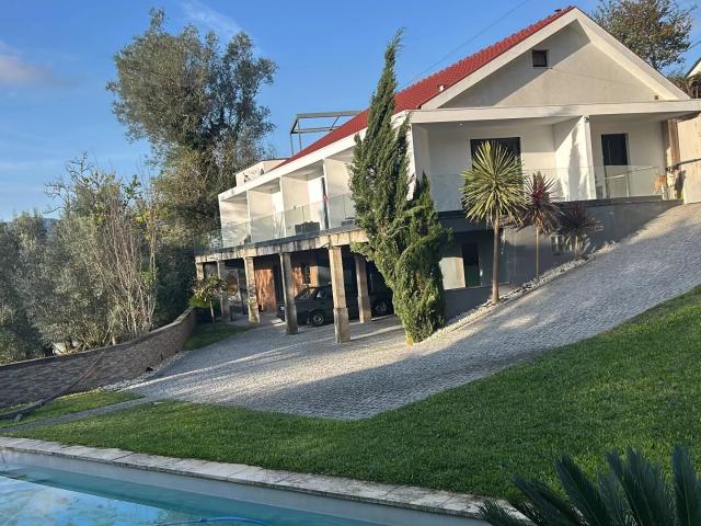 Moradia V5 com Piscina Privada na Montanha – Um Refúgio, Um Investimento patrimonial para um novo Estilo de Vida!