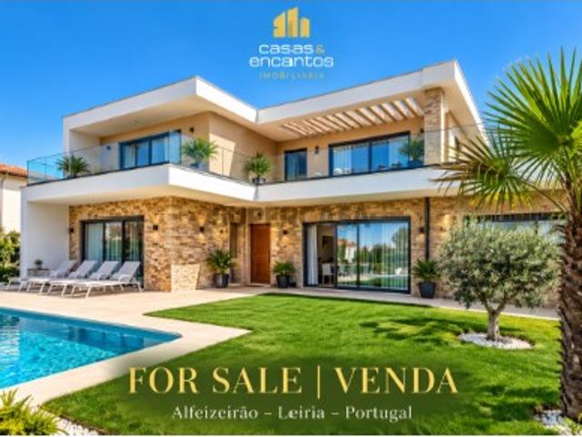Moradia V5 de Excelência com Piscina e Jardim a Minutos de São Martinho do Porto