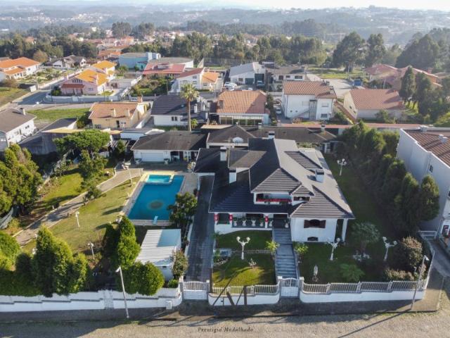 Moradia V5 de Quatro Frentes com Piscina | Argoncilhe