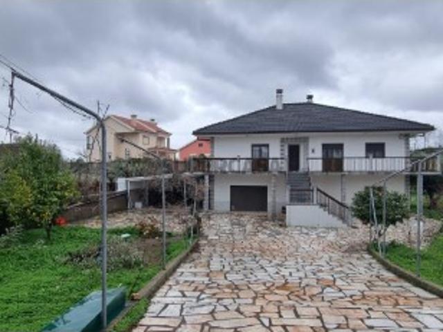 Moradia V5 de 2 pisos com 2.130 m2 de terreno em Castelo Branco
