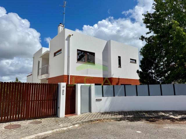 Moradia V6 com excelentes áreas a 3km de Leiria