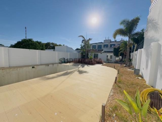 Moradia V6 com piscina e garagem, para venda no Montijo