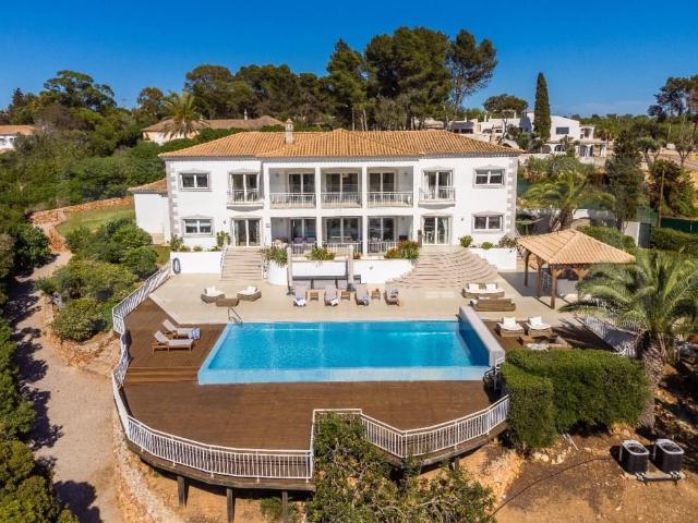 Moradia V6 com piscina, jardim, campo de ténis implantada. 395m² Guia
