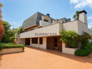 Moradia V6 contemporânea em zona nobre, com privacidade e conforto
