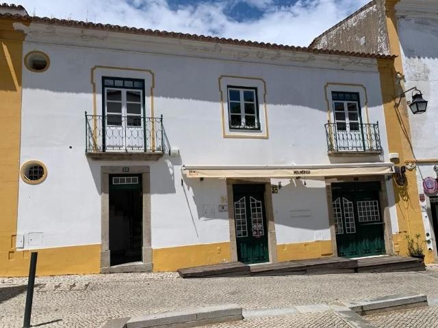 Moradia V6 da banca composta por 3 pisos e pátio descoberto. 491m² Évora São Mamede, Sé,São Pedro e Santo Antão