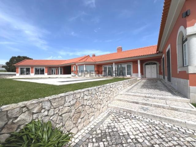 Moradia V6 Térrea, com 500 m2 e 5000 m2 de terreno, a 6,5 km da Lourinhã 11 minutos, 10 km da praia da Areia Branca e a 72 km de Lisboa 1 hora