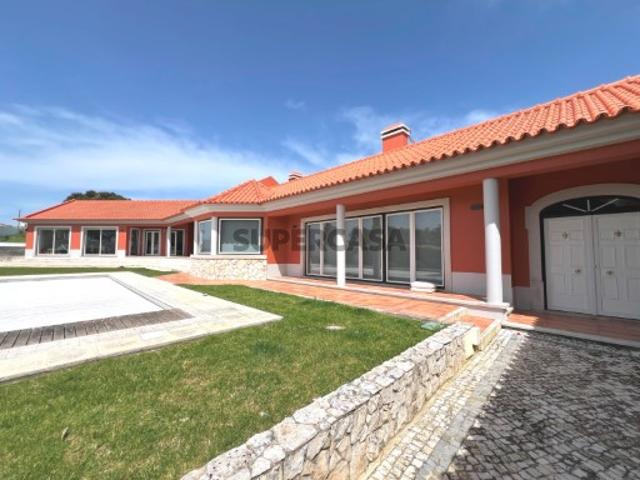 Moradia V6 Térrea, com 500 m2 e 5000 m2 de terreno, a 6,5 km da Lourinhã 11 minutos, 10 km da praia da Areia Branca e a 72 km de Lisboa 1 hora