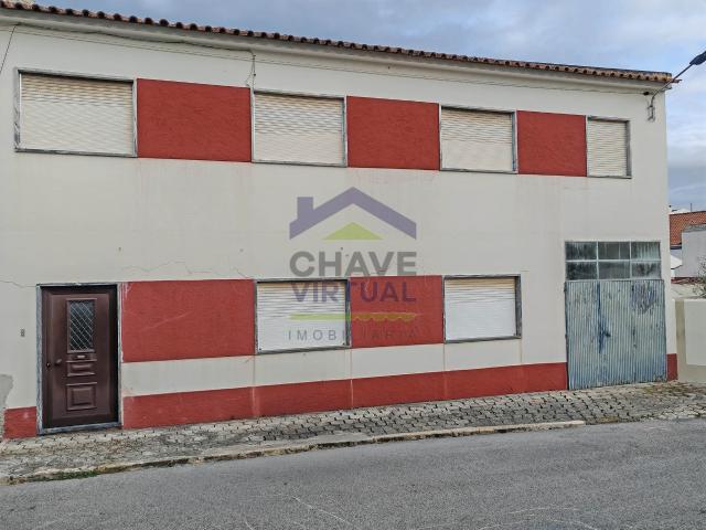 Moradia V7 com Garagem e Quintal Centro Bombarral