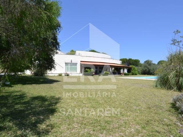 Moradia V7 inserida em terreno de 7.440 m2