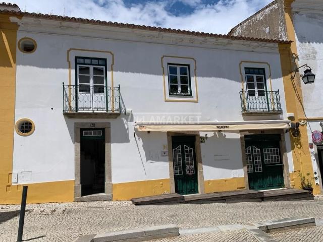 Moradia V6 da banca composta por 3 pisos e pátio descoberto com 331m2 situada no centro de Évora