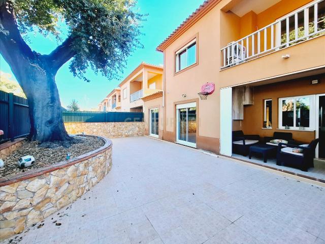 Moradia V3 com Áreas Generosas interior e exterior com Garag. 140m² Algoz e Tunes