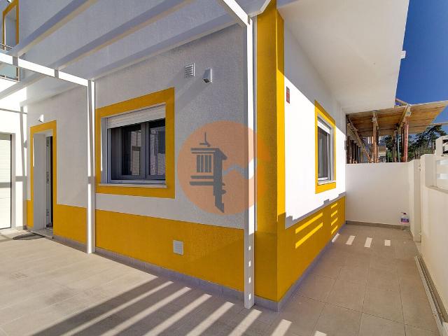 Moradia V2+2 Duplex com garagem, varandas e terraço