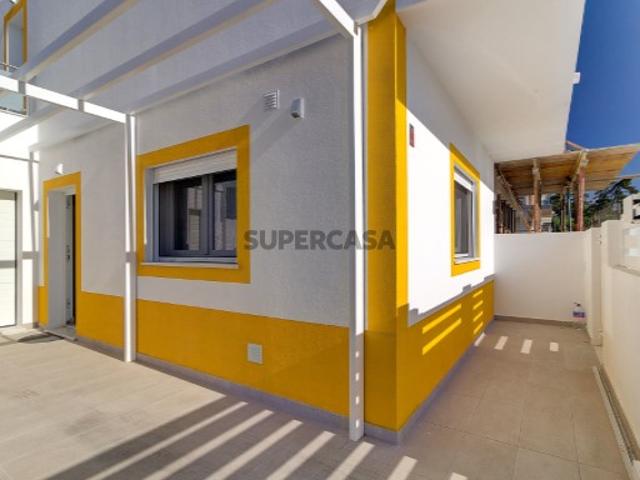 Moradia V2+2 Duplex com garagem, varandas e terraço