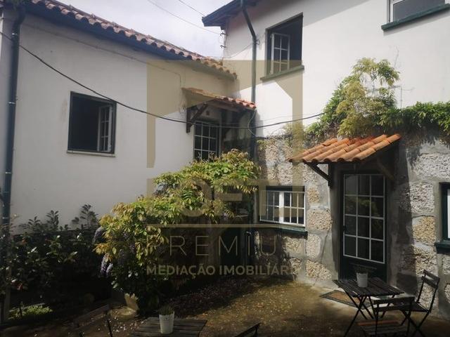 Moradia V2 Mobilada e equipada em Condomínio para Arrendar