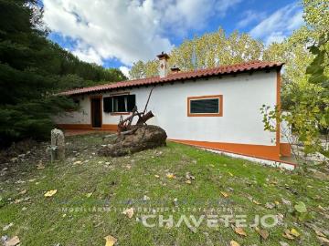 Moradia V2 com garagem e terreno com 16.815 m2 perto da Albufeira do Castelo do Bode
