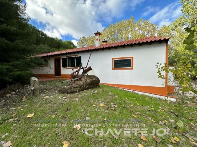 Moradia V2 com garagem e terreno com 16.815 m2 perto da Albufeira do Castelo do Bode