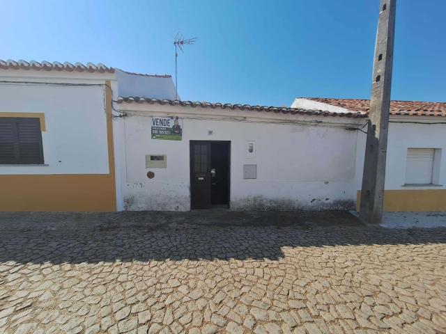 Moradia V2 com quintal para restaurar a gosto, situada na aldeia de Brinches proxima de Serpa