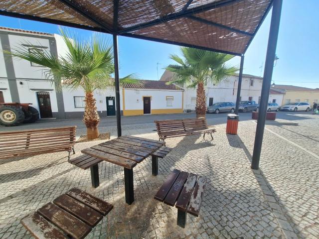 Moradia V2 com quintal situada em Vila Verde de Ficalho, conselho de Serpa