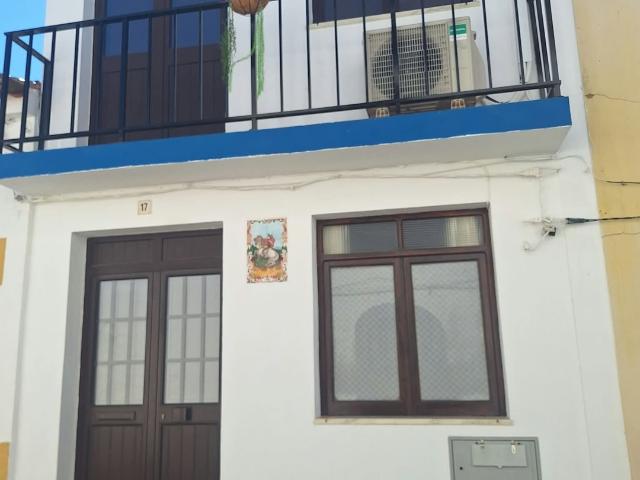 Moradia V2 de rés do chão e primeiro andar situada em Brinches