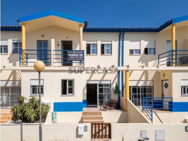 Moradia V2 vista mar em condomínio com piscina e garagem na praia da Légua Costa de Prata