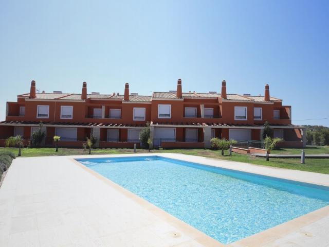 Moradia V2 geminada em Silves, Alcantarilha e Pera