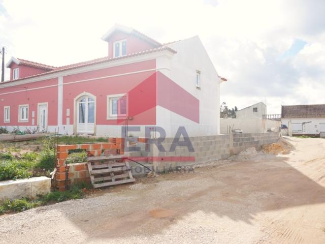 Moradia V2 geminada localizada em Painho Cadaval