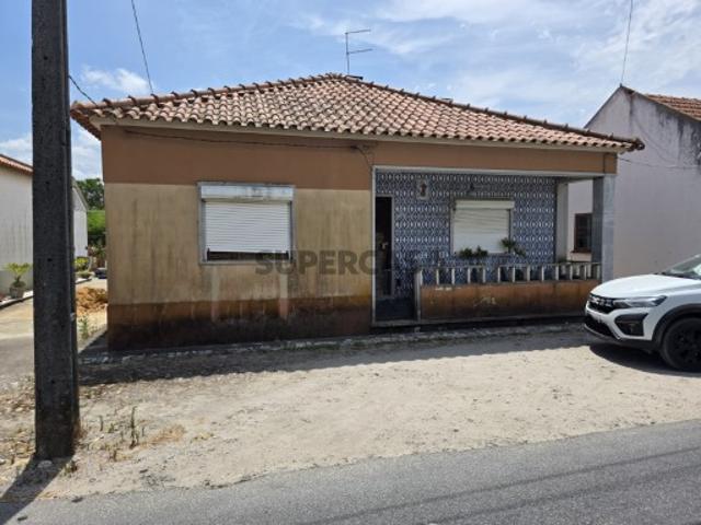 Moradia V2 + Loja + Terreno 9.045 m² Foros de Salvaterra 345.000€