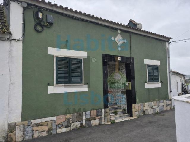 Moradia V2 para Venda em Vialonga A Necessitar de Obras