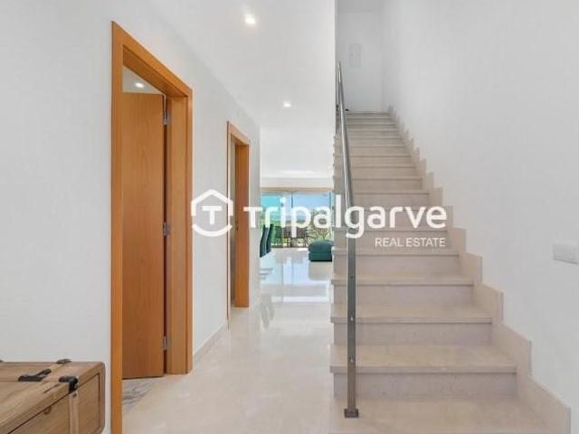 Moradia V2  piscina  garagem em box com vista mar em Albufeira