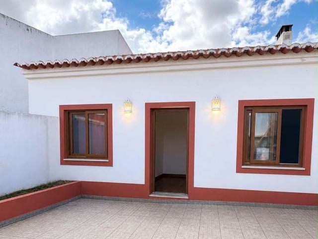 Moradia V2 Remodelada com Espaço Exterior e Charme Alentejano