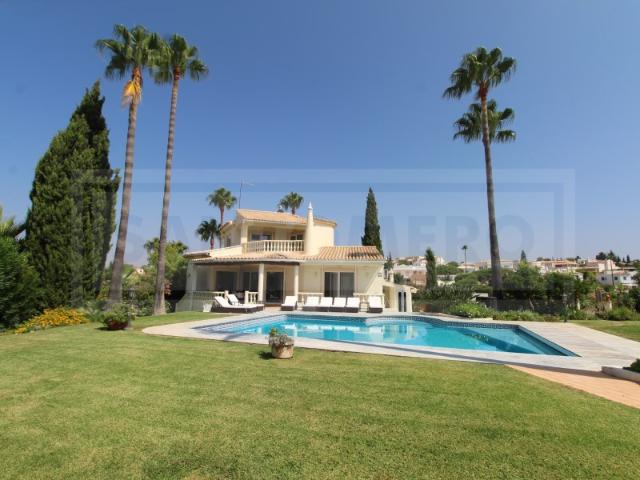 Moradia V3+1 Unifamiliar com piscina para arrendamento anual Patroves Albufeira