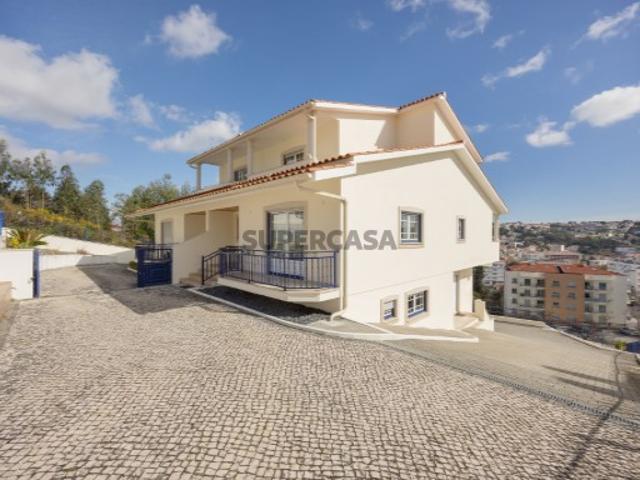 Moradia V3+1 com garagem na Guimarota