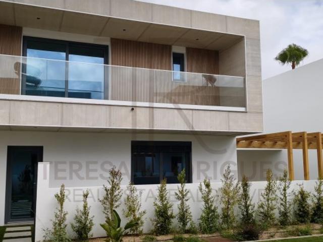 Moradia V3+1 de Arquitetura Moderna no Condomínio Villas Canteiro Ferreiras