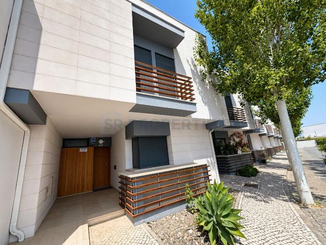 Moradia V3+2 Moderna com Piscina em Vilamoura 159m² Quarteira