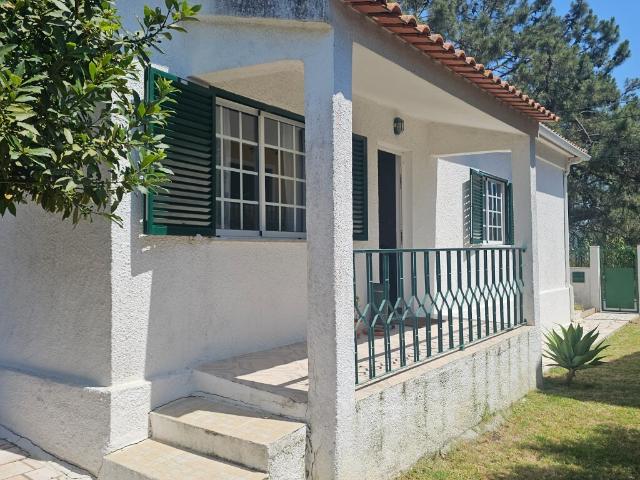 Moradia V3 na Charneca da Caparica com quintal e com cozinha equipada. Ref. 5871