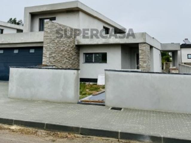 Moradia V3 nova junto ao centro de Fátima