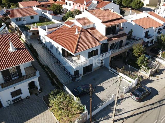 Moradia V3, com garagem e anexos em Urb. Campilhos, Messines