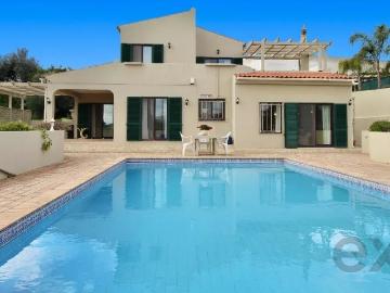 Moradia V3 com Piscina em Pechão O Refúgio Ideal no Algarve