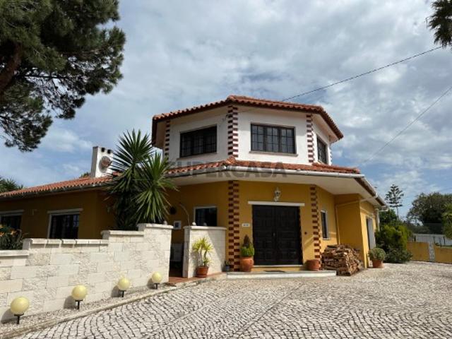 Moradia V3 com Piscina, Jardim e Garagem no Alto Nobre Nadadouro Caldas da Rainha